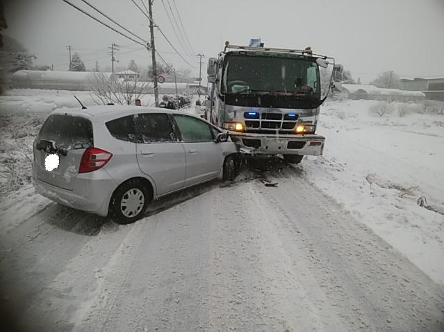 やっぱり事故発生！ベチャビチャ雪はダメなのよ